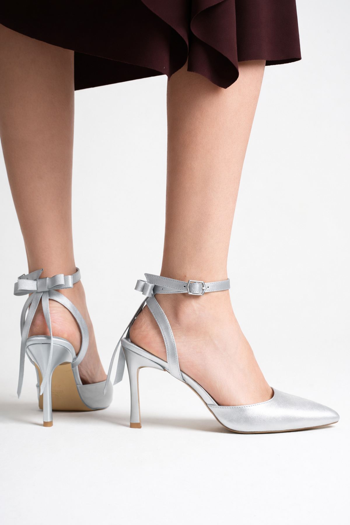 Kadın Saten İnce Topuklu Bilekten Bağlamalı Sivri Burun Stiletto Ayakkabı