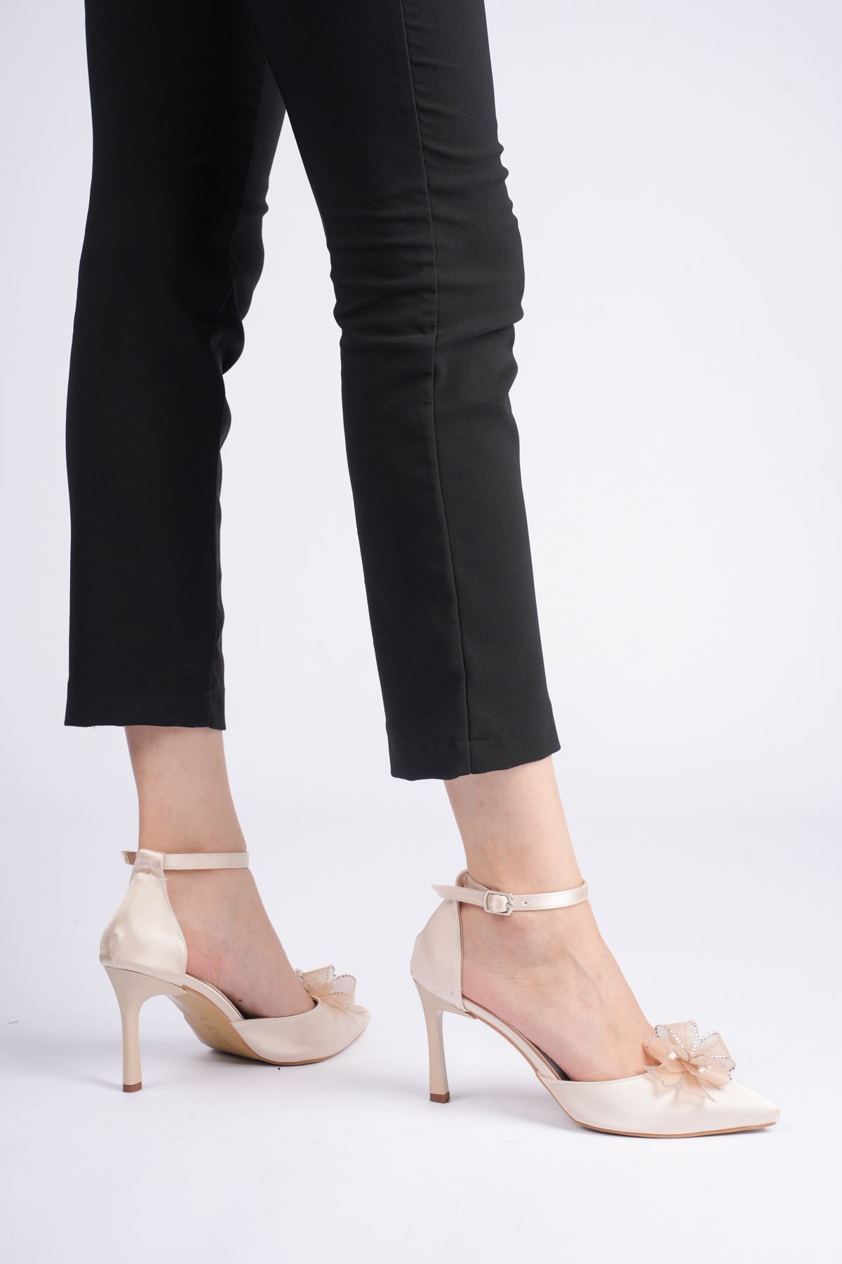 Kadın Taşlı Fiyonklu Bilekten Bağlamalı Stiletto