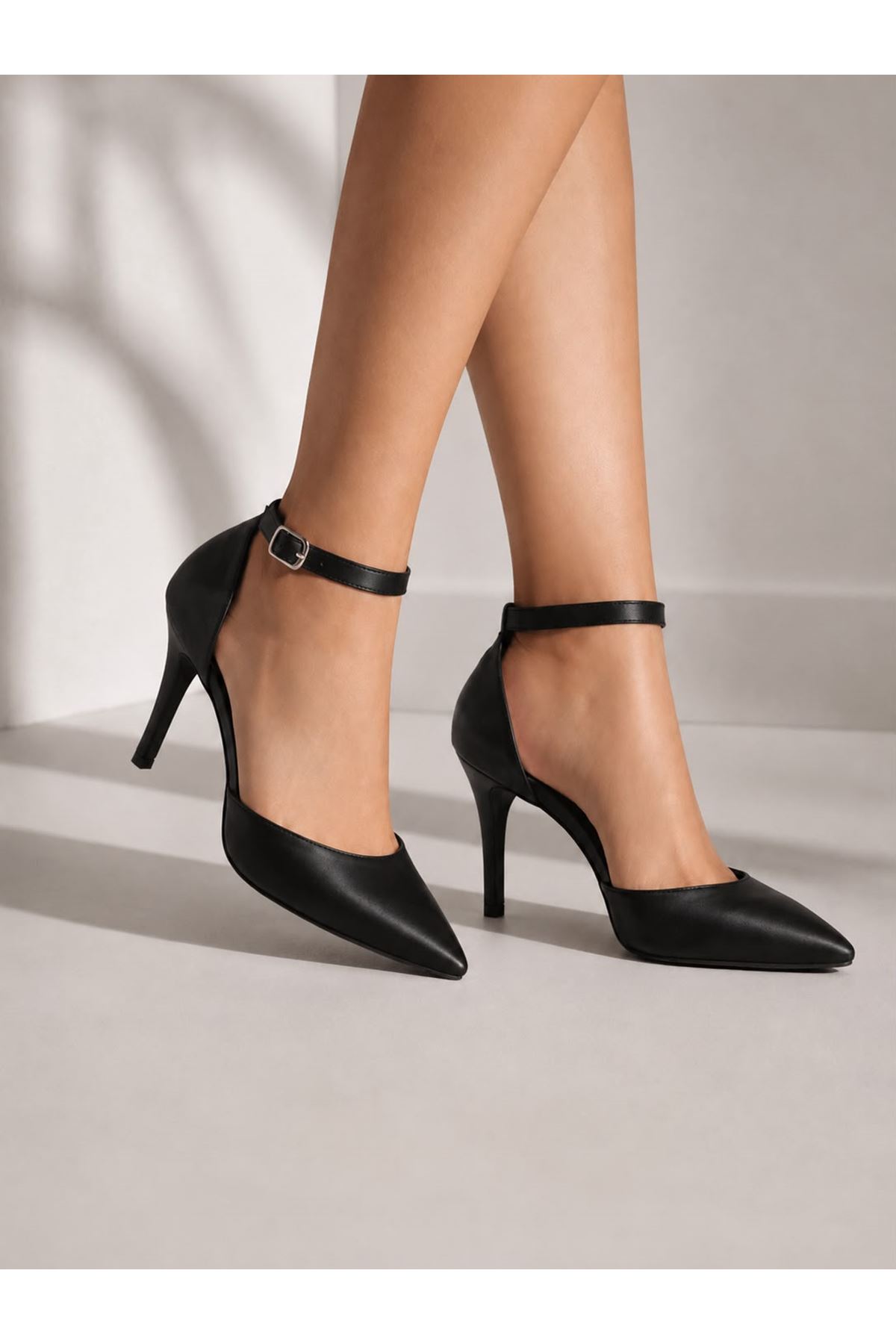 Kadın Bilekten Tokalı Sivri Burun İnce Topuk Abiye Stiletto Ayakkabı