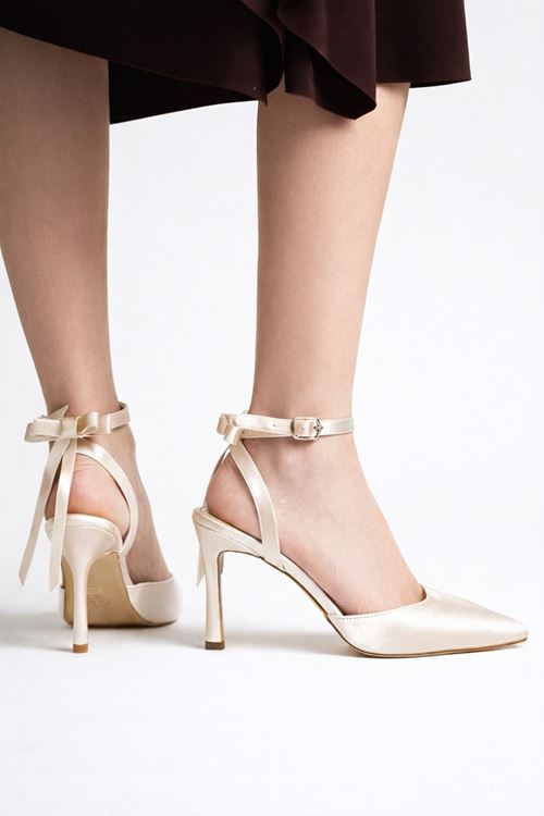 Kadın Saten İnce Topuklu Bilekten Bağlamalı Sivri Burun Stiletto Ayakkabı