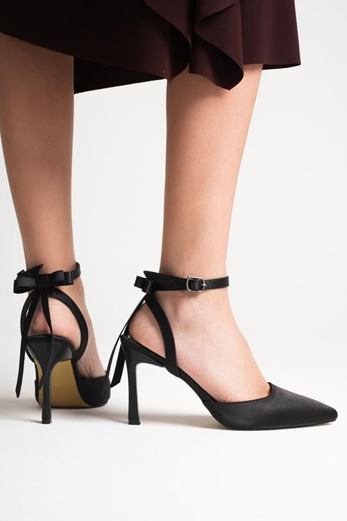 Kadın Saten İnce Topuklu Bilekten Bağlamalı Sivri Burun Stiletto Ayakkabı